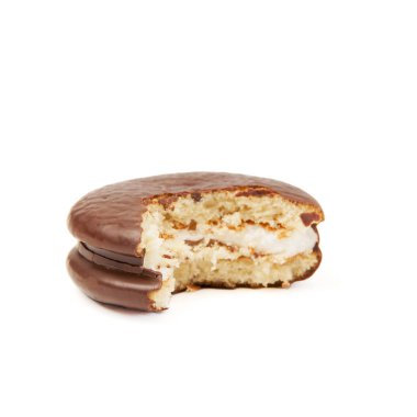 Beyaz bir arka planda izole edilmiş çikolatalı çikolatalı bir çikolata parçası ısırılmış.