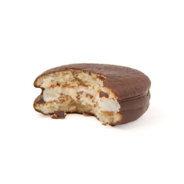 Beyaz bir arka planda izole edilmiş çikolatalı çikolatalı bir çikolata parçası ısırılmış.