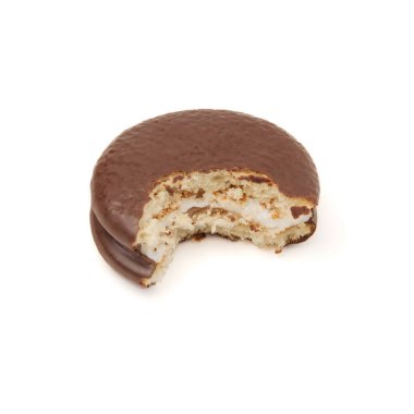 Beyaz perspektiften izole edilmiş çikolatalı kek dilimi ısırılmış.