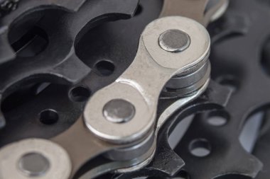 Bir bisiklet kasetinin siyah dişleri ve makro fotoğraftaki zincir halkalar. Seçici odaklanma. Arkaplan resmi