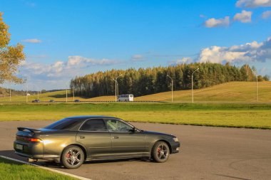 Minsk, Belaraus - 30 Eylül 2012: The Toyota Mark II jzx90 1992-1996 yılları arasında şirket tarafından üretilen orta büyüklükte bir sedan.