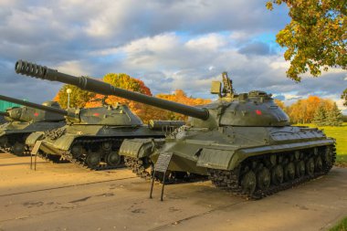 T-10 bir Sovyet ağır tankı. Savaş sonrası neslin son, en gelişmiş Sovyet seri ağır tankı. 1954-1966 yılları arasında seri üretildi..