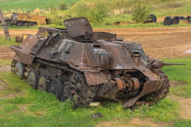 İkinci Dünya Savaşı modelinin eski bozuk bir tankı tarlada paslanıyor. Belarus Tarihi Müzesi Stalin Hattı