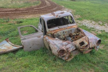 Paslı, kırık ve tekerleksiz Sovyet arabası GAZ M20 Beyaz Rusya Müzesi kompleksi Stalin 'in Hattı' nda zafer kazandı.