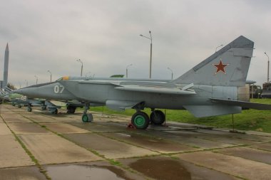  MiG-25 Sovyet süpersonik yüksek irtifa çift motorlu avcı uçağı Belarus Müzesi kompleksi Stalin 'in Hattı.