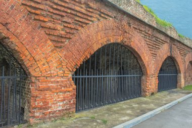 Brest Kalesi Anıt Kompleksi 'nde bir tuğla duvar. Kalenin savunması, İkinci Dünya Savaşı 'nın en olağanüstü sembollerinden biri olarak kabul edilir.