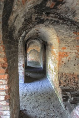 Brest Kalesi 'nin doğu kalesinin eski tuğla tünelleri. Beyaz Rusya, Brest şehri.