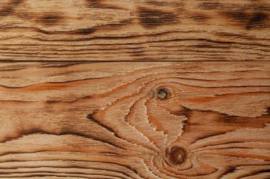 Mekanik işlem ve ateşlemeden sonra düğümlü çam tahtaları. Ahşap dokuya yakın çekim. Arkaplan resmi