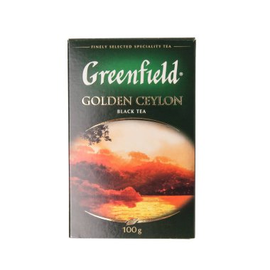 Krasnodar, Rusya - 9 Mart 2021: Beyaz zemin üzerinde izole edilmiş 100 g Greenfield siyah yaprak çayı paketi. Ön görünüm