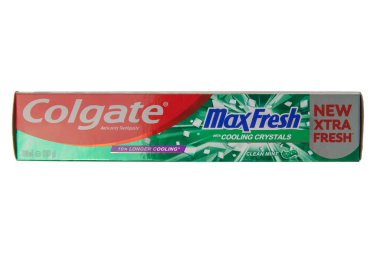 Krasnodar, Rusya - 9 Mart 2021: Colgate Max Fresh marka naneli diş macunu beyaz arka planda 133 g 'lık bir paket halinde. Ön manzara. Rusya 'nın en popüler otlaklarından biri.