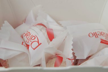 Krasnodar, Rusya - 9 Mart 2021: Raffaello şekerlemeleri hindistan cevizi tozunun içinde