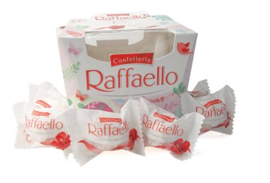 Krasnodar, Rusya - 9 Mart 2021: Raffaello ilkbahar koleksiyonu önünde beyaz bir arkaplanda izole edilmiş bir paket içinde şeker serpiştirilmiş