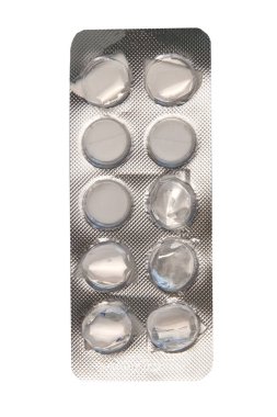 Beyaz arka planda yarısı boş tablet paketleri var. Yakın plan.