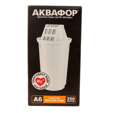 Krasnodar, Rusya - 9 Mart 2021: Aquaphor filtre sürahisi için yeni kartuş beyaz arka planda izole edilmiştir. Fişek 6 zararlı maddelerden musluk suyunu temizler.