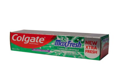 Krasnodar, Rusya - 9 Mart 2021: Colgate Maksimum Taze Diş macunu Paketi Beyaz Arkaplanda İzole Edildi