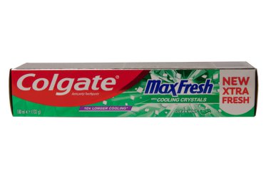 Krasnodar, Rusya - 9 Mart 2021: Beyaz arka planda izole edilmiş 133 gram Amerikan Colgate Max Fresh diş macunu paketi