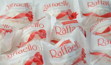 Krasnodar, Rusya - 9 Mart 2021: Raffaello 'nun birçok şekeri bir paketin içinde arka planda yer alıyor