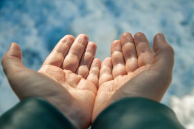 İki kadının elleri bir teknede bağlanır ve sadaka isterler. Seçici odaklanma. Yakın plan.