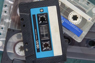 Yakın planda bir yığın eski ses kaseti var. Arkaplan resmi