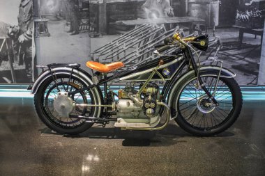 Almanya, Münih - 27 Nisan 2011: BMW Müzesi 'nin sergi salonundaki ilk BMW R32 motosiklet. 1923 'ten 1926' ya kadar 3.090 R32 motosiklet üretildi.