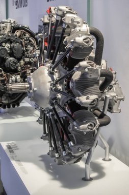 Almanya, Münih - 27 Nisan 2011: BMW 132 motor BMW Müzesi sergi salonunda. Piston yıldız şeklinde 9 silindirli hava soğutmalı uçak motoru. Üretim yılı 1933
