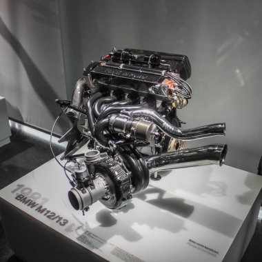 Almanya, Münih - 27 Nisan 2011: BMW M12 13 Formula 1 yarışı motoru BMW Müzesi sergi salonunda. Motor 1981 'de geliştirildi.