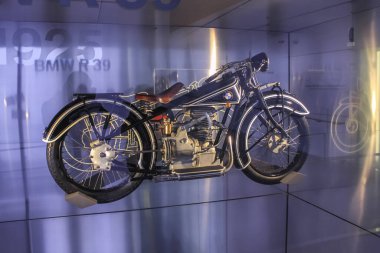 Almanya, Münih - 27 Nisan 2011: BMW R39 motosiklet BMW Müzesi sergi salonunda. 1925 'ten 1927' ye kadar üretildi.