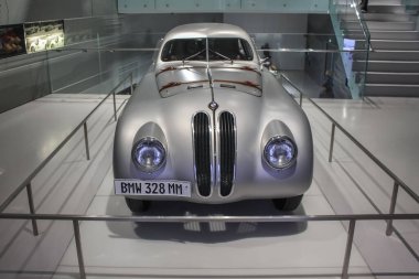 Almanya, Münih - 27 Nisan 2011: BMW 328 MM spor aracı, 1939 yılında BMW Müzesi 'nin sergi salonunda inşa edildi.