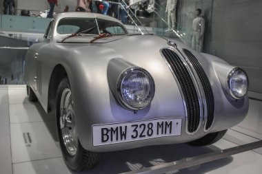 Almanya, Münih - 27 Nisan 2011: BMW 328 1939-40 yıllarında olağanüstü bir spor başarısı elde etti. Araba BMW Müzesi 'nin sergi salonunda sergileniyor.