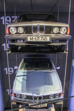 Almanya, Münih - 27 Nisan 2011: BMW 745 ve 633 BMW Müzesi 'nin sergi salonunda E23 ve E24