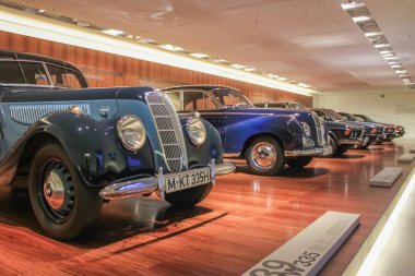 Almanya, Münih - 27 Nisan 2011: BMW 335 spor sedan 1939 yılından BMW Müzesi sergi salonunda