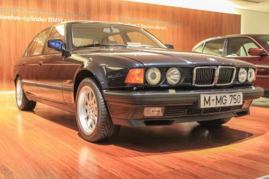 Almanya, Münih - 27 Nisan 2011: BMW 750 BMW Müzesi 'nin sergi salonundaki E32 bedeninde. Bu model, Almanya 'daki ilk savaş sonrası V12 motoruyla donatılmıştı.