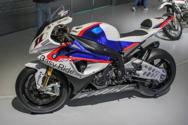 Almanya, Münih - 27 Nisan 2011: BMW S1000 RR spor motosiklet serisi, BMW Müzesi sergi salonunda sergilenmektedir. Modelin üretimi 2009 yılında başladı..