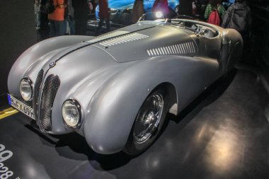 Almanya, Münih - 27 Nisan 2011: BMW 328 Mille Miglia Roadster BMW Müzesi sergi salonunda. 1936 'dan 1940' a kadar üretildi.