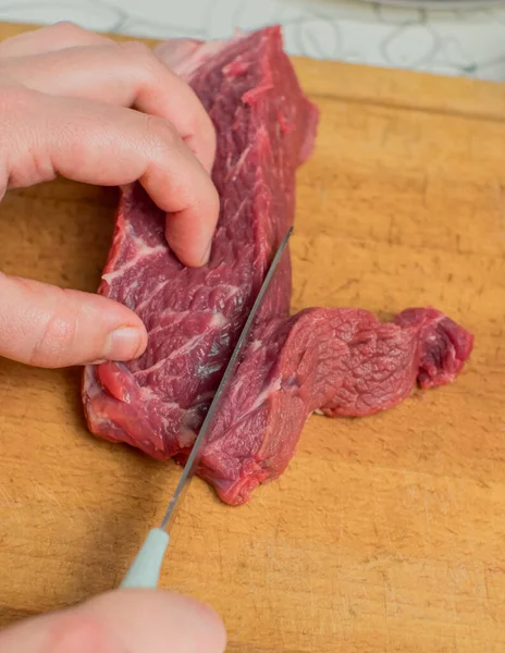 Tagliere Carne Manzo Rossa Viene Tagliata Con Coltello Primo Piano — Foto Stock