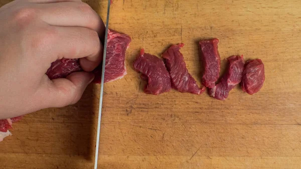 Een Snijplank Snijden Een Hand Een Mes Het Rode Rundvlees — Stockfoto