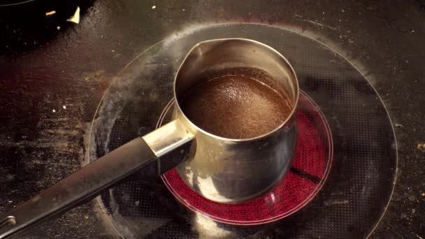 Smutsig Elspis Finns Metallturk Med Svart Kaffe Ånga Och Skum — Stockvideo