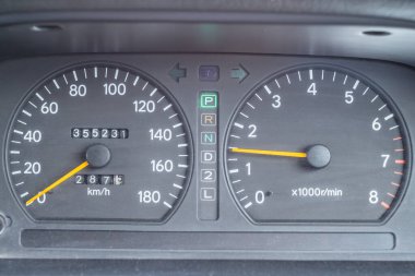 Eski bir Japon arabasının analog gösterge paneli. 180 km 'ye yakın hız göstergesi ve 8000 rpm' ye kadar takometre..