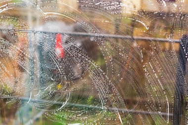 Pencerede sabun köpüğü var. Evde temizlik ve rahatlık kavramı. Yakın plan.