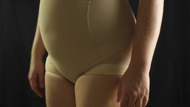 Ein Pummeliges Mädchen Shapewear Dreht Sich Ihre Achse Die Unterwäsche — Stockvideo