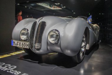 Almanya, Münih - 27 Nisan 2011: BMW 328 BMW Müzesi sergi salonunda. Zamanının en başarılı spor arabalarından biri.