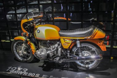 Almanya, Münih - 27 Nisan 2011: BMW R90S motosiklet BMW Müzesi sergi salonunda. 1973 'ten 1976' ya kadar üretildi.