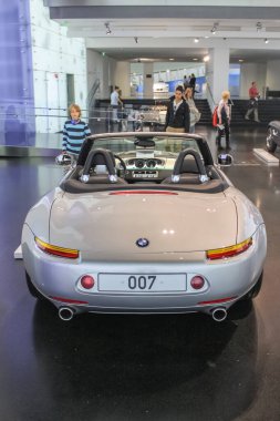 Almanya, Münih - 27 Nisan 2011: BMW Müze fuar salonunda iki koltuklu BMW Z8 veya E52 spor aracı. Arka görünüm
