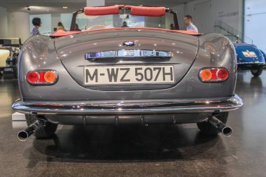 Almanya, Münih - 27 Nisan 2011: BMW 507 Roadster BMW Müzesi sergi salonunda. Araba 1956 'dan 1959' a kadar üretildi. Arka görünüm