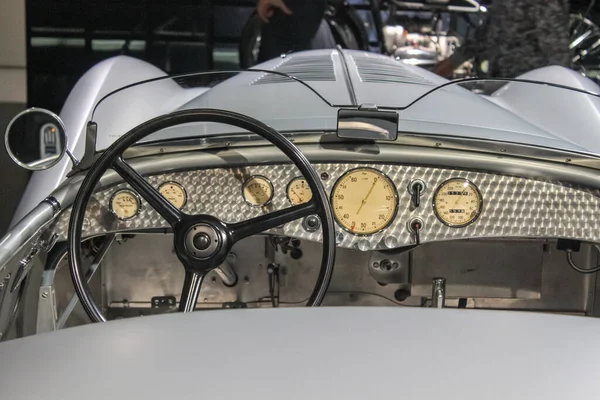 Almanya, Münih - 27 Nisan 2011: BMW Müze sergi salonunda BMW 328 'in direksiyon ve gösterge paneli
