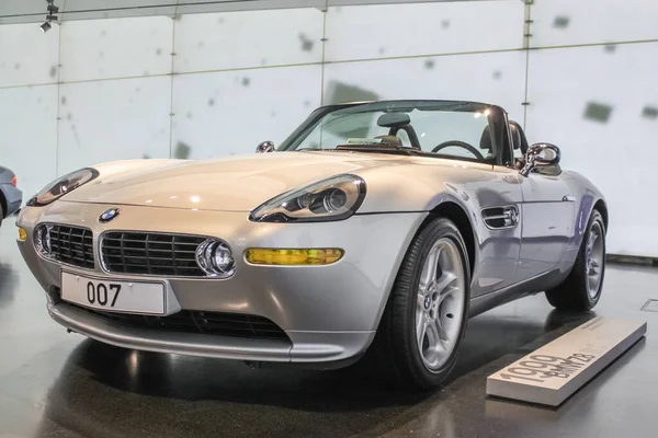Almanya, Münih - 27 Nisan 2011: BMW Müze fuar salonunda iki koltuklu BMW Z8 veya E52 spor aracı. 1999 'dan 2003' e kadar üretildi. Ajan 007 filmindeki James Bond arabası.
