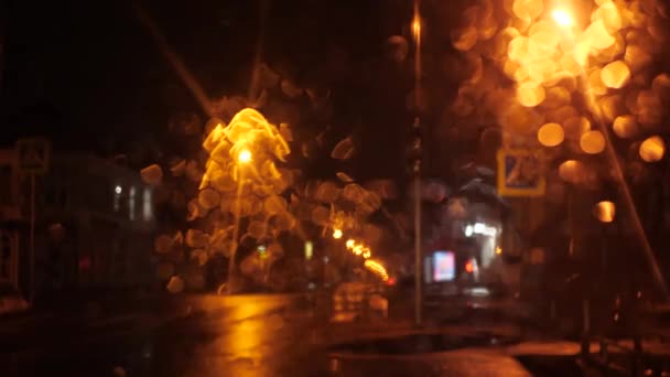 Uitzicht Nachtstraat Door Voorruit Van Auto Verkeerslichten Knipperen Lichten Schijnen — Stockvideo