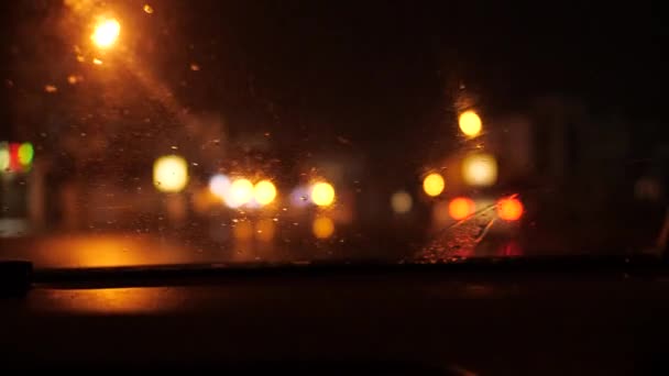 Nocna Wycieczka Samochodem Mieście Pada Deszcz Wycieraczki Działają Skup Się — Wideo stockowe