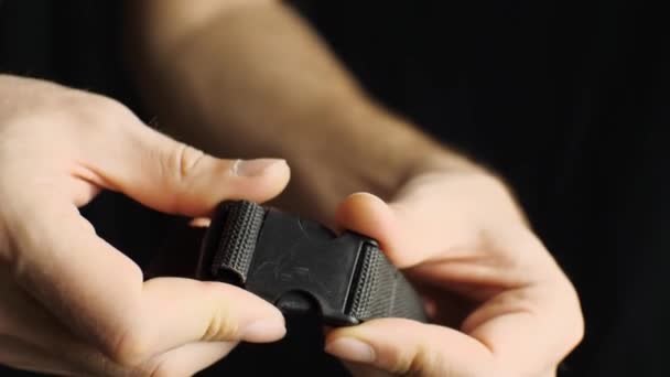 Χέρια Του Ξεκουμπώνουν Ένα Μαύρο Πλαστικό Συνδετήρα Κοντινό Πλάνο Μαύρο — Αρχείο Βίντεο