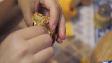 Kadınların elleri narı temizler. Juice parmaklarımdan akıp gidiyor. Yakın plan.